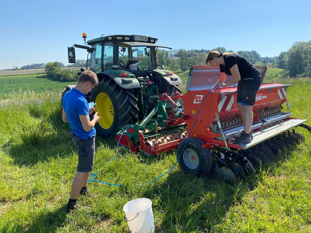 schueler auf dem testfeld mit traktor