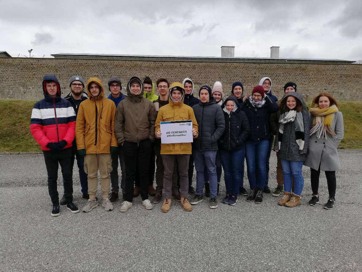 schuelerinnen und schueler waehrend des besuchs der kz-gedenkstaette mauthausen