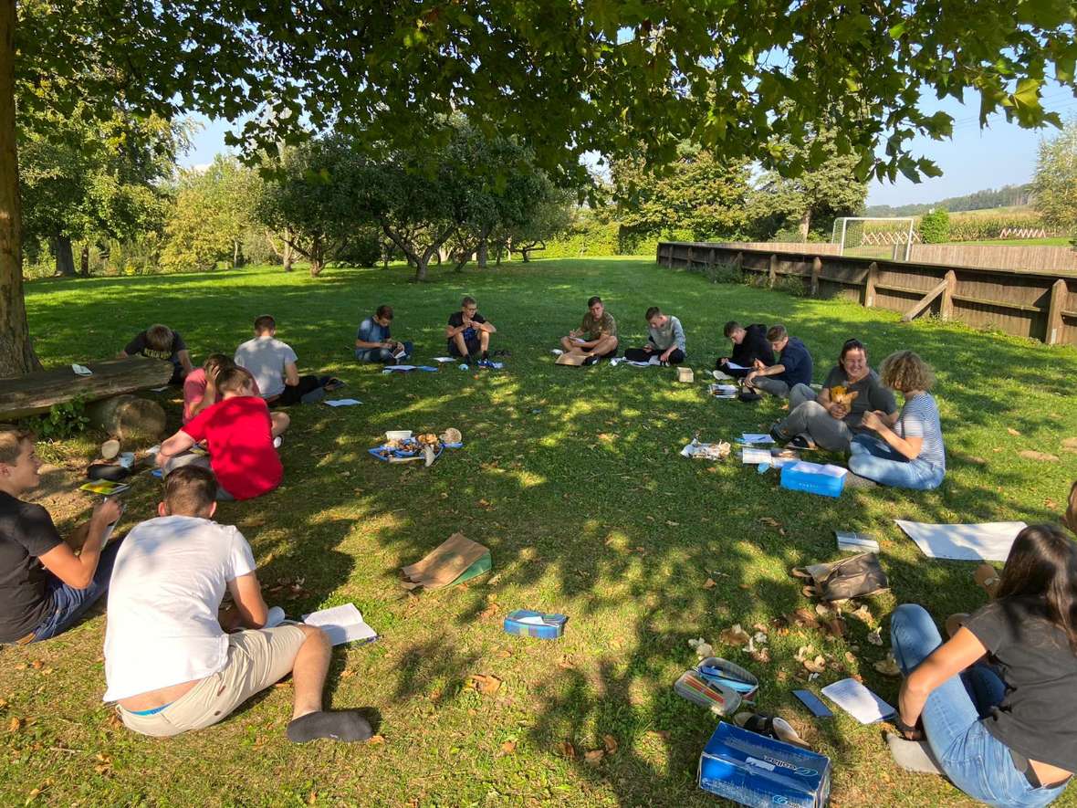 schuelerinnen und schueler im biologieunterricht