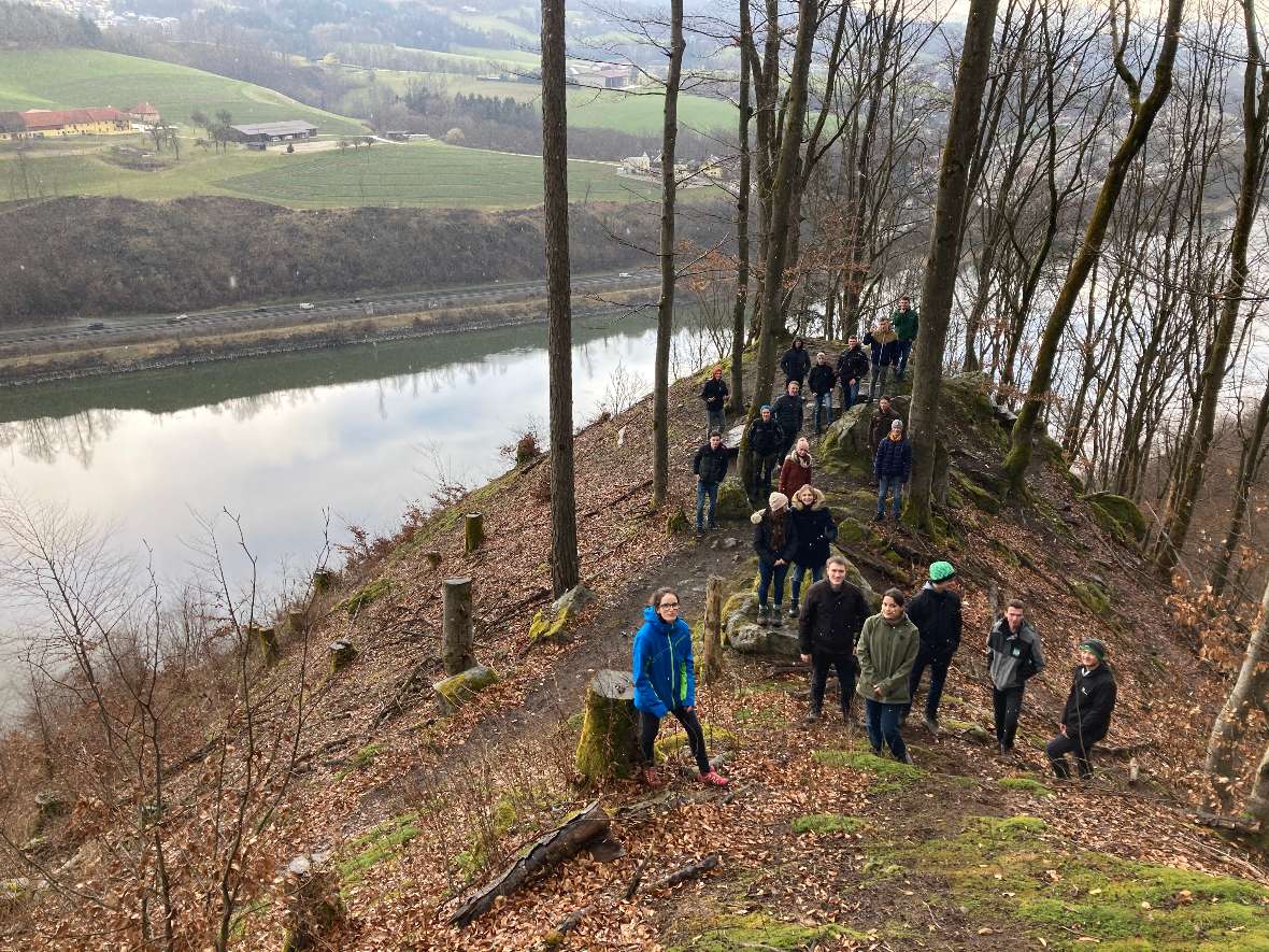 Schülerinnen und Schüler im Wald